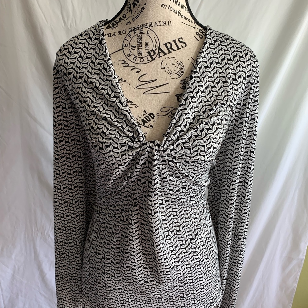 East 5th Black and White V-Neck Blouse